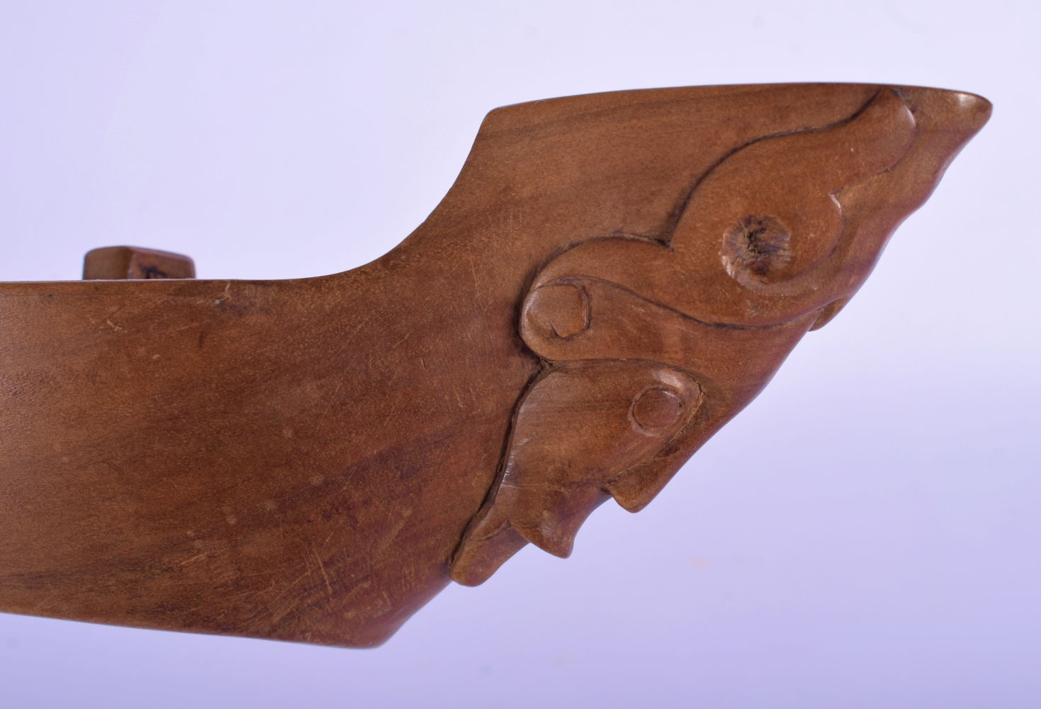 AN UNUSUAL VINTAGE TRIBAL CARVED WOOD MUSICAL INSTRUMENT in the shape of a boat. 68 cm long. - Image 6 of 7