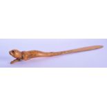 AN UNUSUAL EARLY 20TH CENTURY BOXWOOD EUROPEAN PAGE TURNER modelled as a seal. 30 cm long.