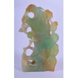 AN EARLY 20TH CENTURY CHINESE CARVED JADE FIGURE OF A BIRD Late Qing/Republic. 5.5 cm x 3.5 cm.