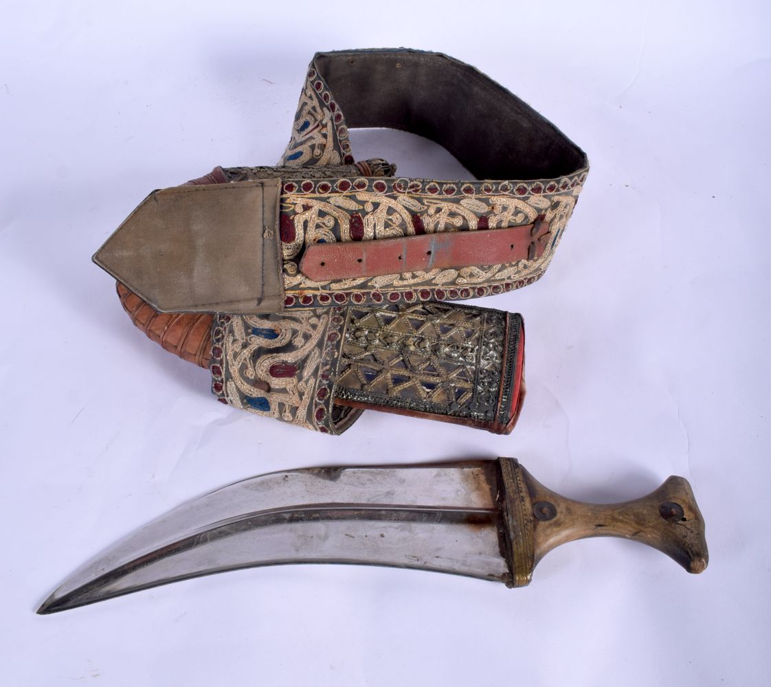 A 19TH CENTURY MIDDLE EASTERN CARVED RHINOCEROS HORN HANDLED JAMBIYA DAGGER overlaid with a silk sca - Image 3 of 5