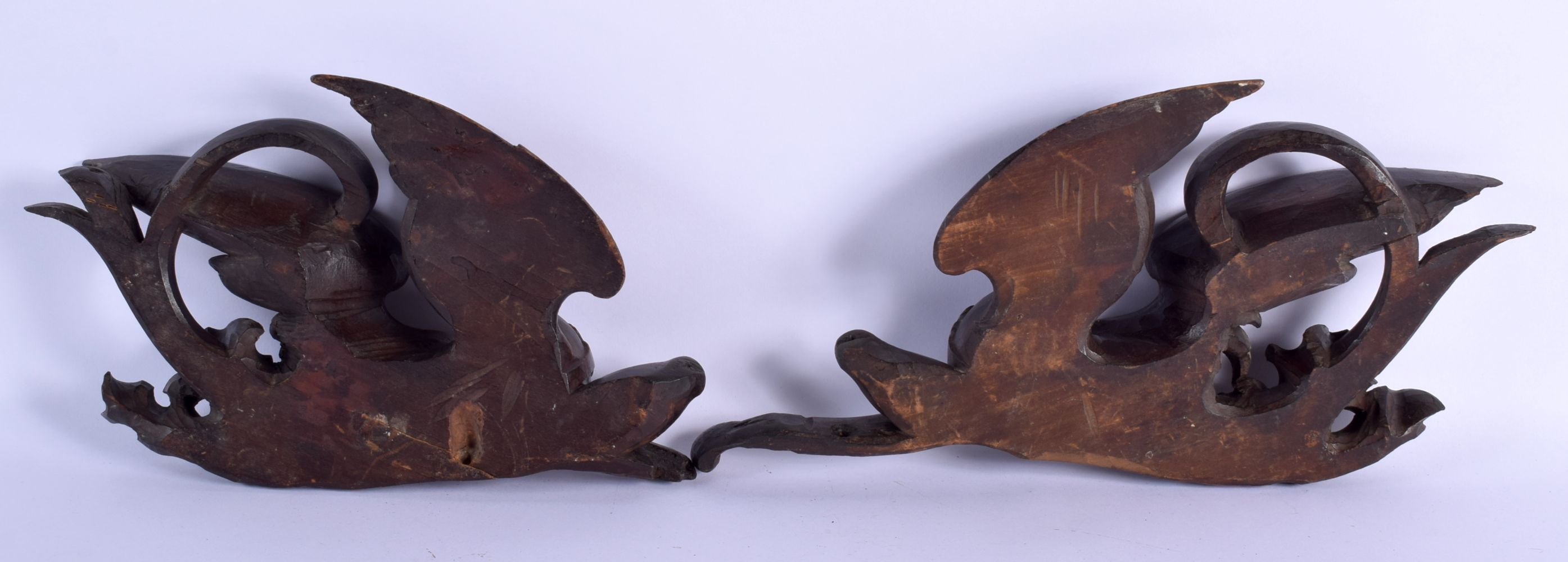 A PAIR OF 18TH/19TH CENTURY ITALIAN CARVED WOOD MYTHICAL BIRDS modelled scowling. 30 cm x 14 cm. - Bild 2 aus 4