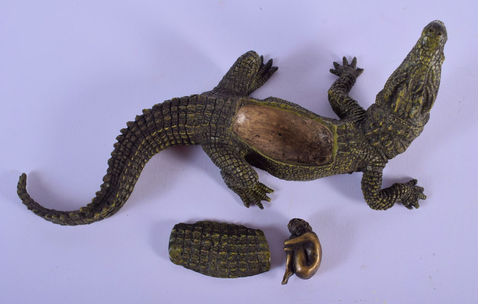 A CONTEMPORARY COLD PAINTED BRONZE FIGURE OF AN ALLIGATOR modelled with a reclining female inside. 2 - Bild 3 aus 5