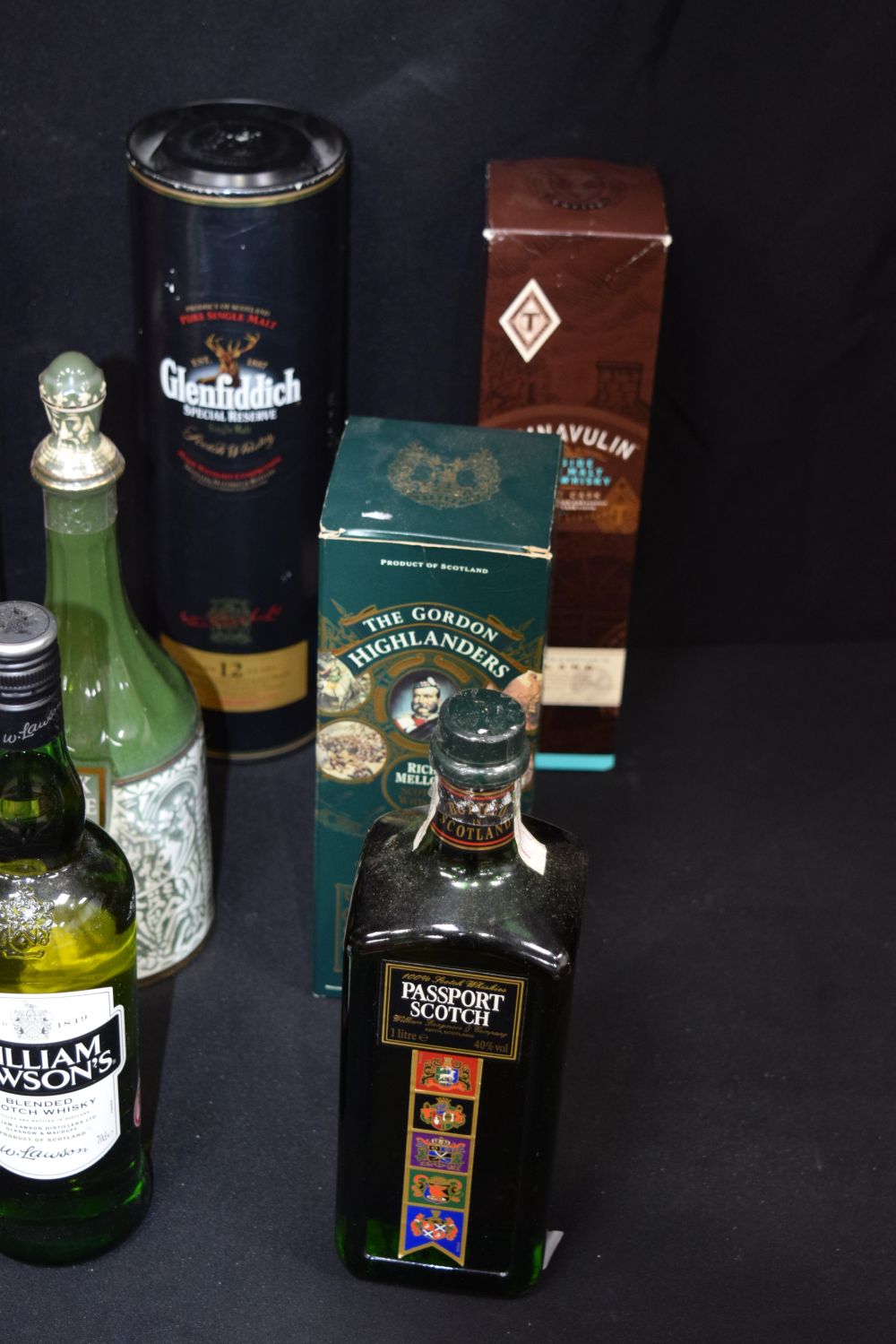 A collection of Whisky Buchanans, Glenfiddich, William Lawson, Glenrothes etc (16). - Image 5 of 5