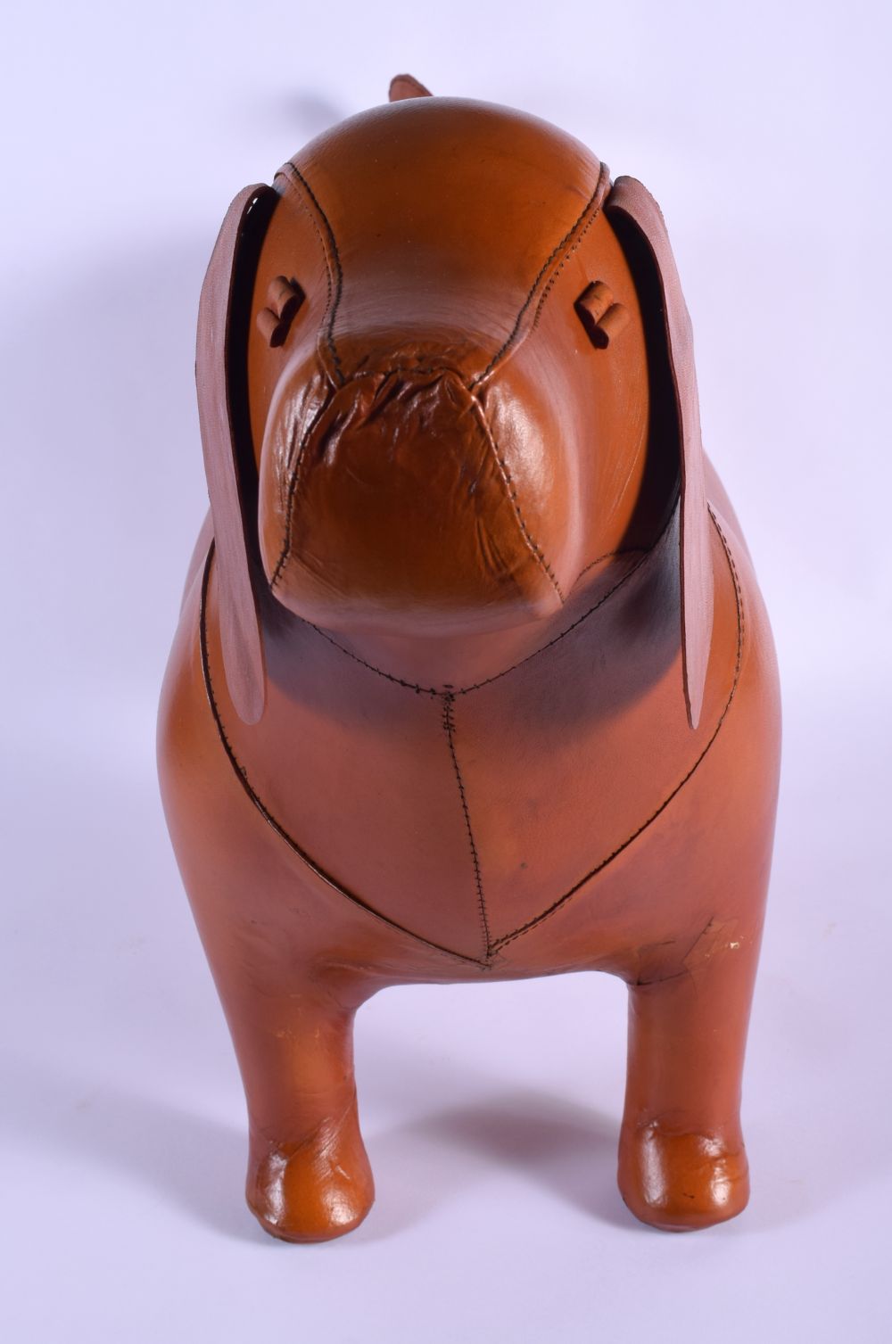 A CONTEMPORARY BROWN LEATHER DOG. 70 cm x 36 cm. - Bild 2 aus 3