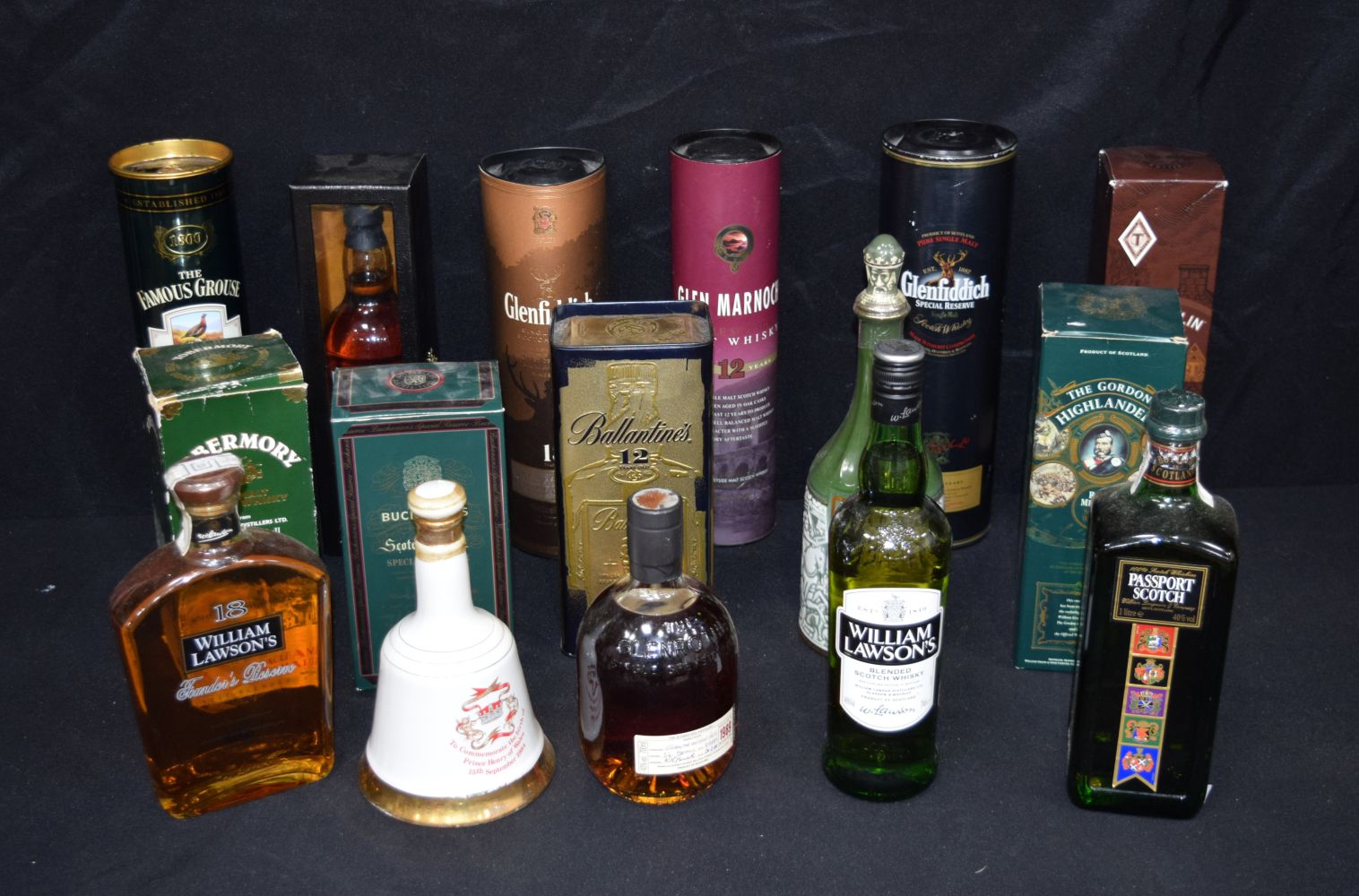 A collection of Whisky Buchanans, Glenfiddich, William Lawson, Glenrothes etc (16).