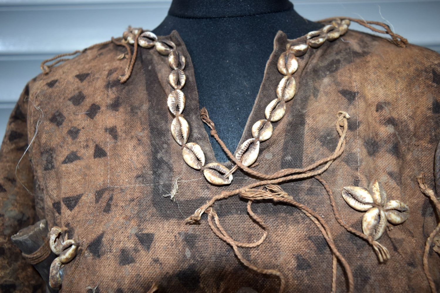 An African tribal Dogon hunter's shirt. 67 x 87cm - Image 5 of 8