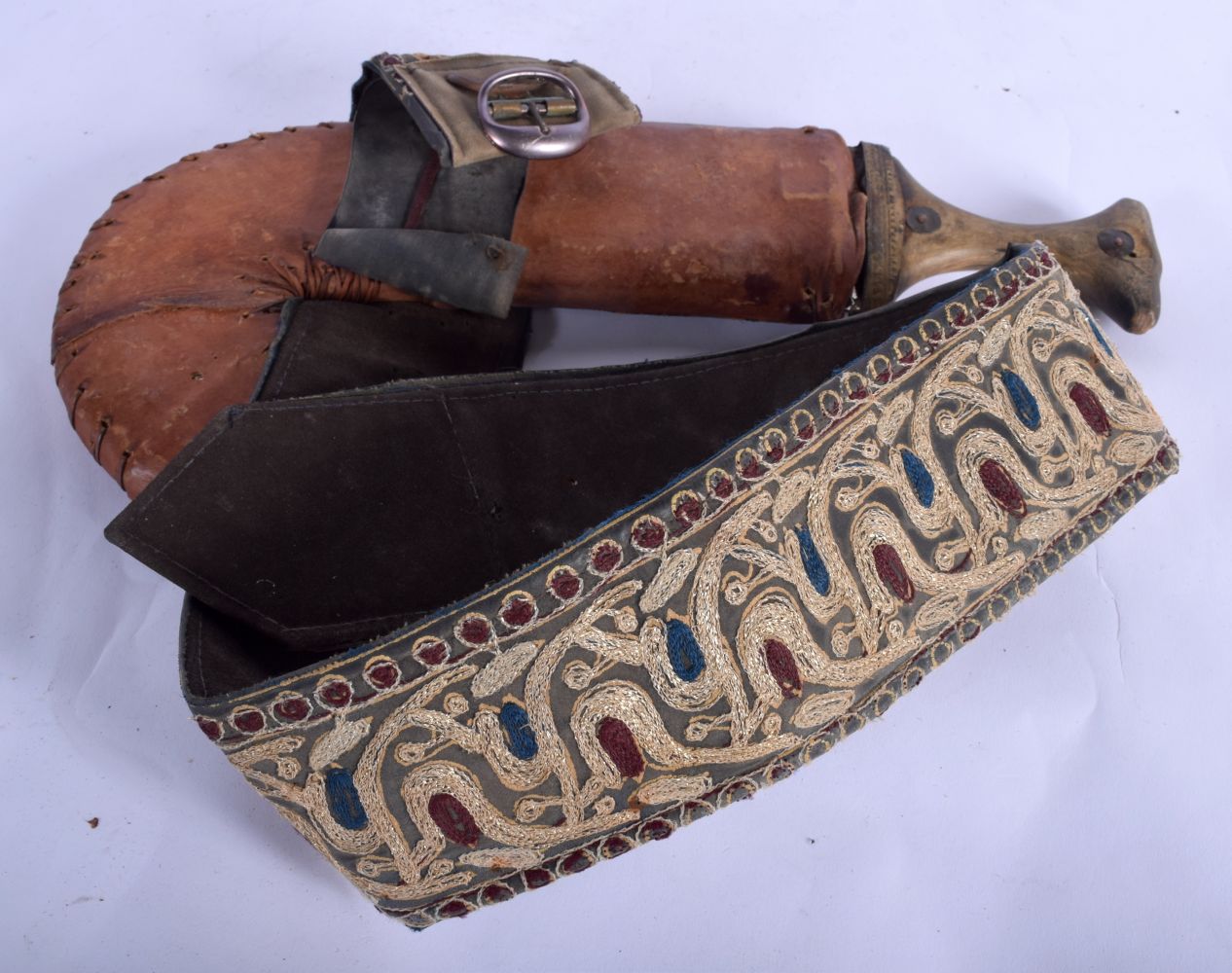 A 19TH CENTURY MIDDLE EASTERN CARVED RHINOCEROS HORN HANDLED JAMBIYA DAGGER overlaid with a silk sca - Image 2 of 5