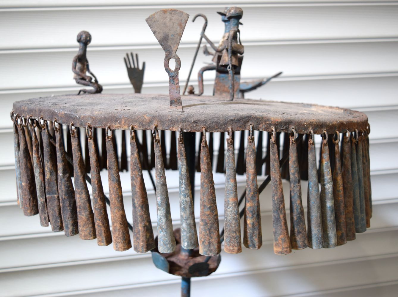 An African tribal Fon Asen metal altar from the Hendrick de Roy Collection. 148 x 54cm - Image 6 of 6