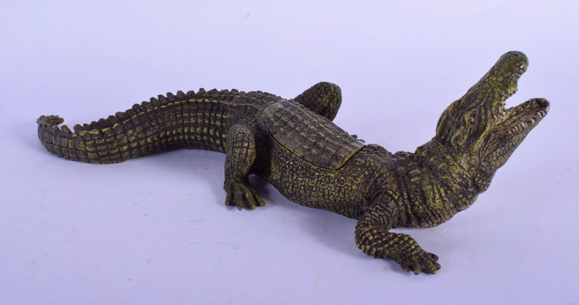 A CONTEMPORARY COLD PAINTED BRONZE FIGURE OF AN ALLIGATOR modelled with a reclining female inside. 2 - Bild 2 aus 5