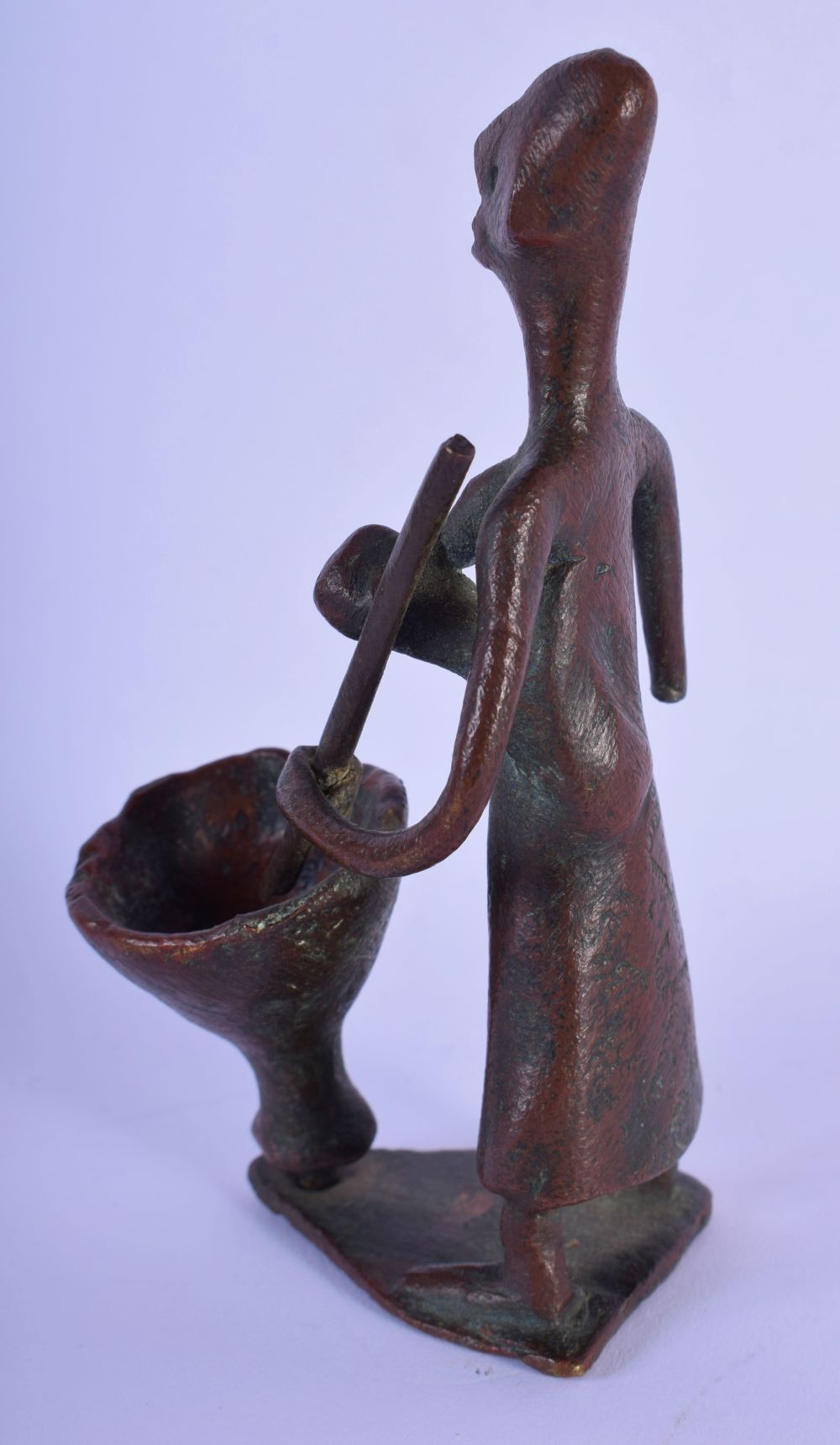 AN UNUSUAL EARLY 20TH CENTURY EUROPEAN BRONZE FIGURE OF A STANDING FEMALE modelled stirring a bowl. - Bild 2 aus 3