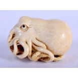 AN EARLY 20TH CENTURY JAPANESE MEIJI PERIOD CARVED IVORY OCTOPUS naturalistically modelled. 4 cm x 2