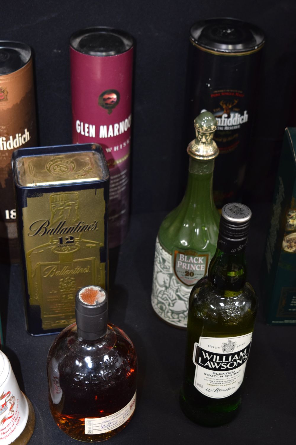 A collection of Whisky Buchanans, Glenfiddich, William Lawson, Glenrothes etc (16). - Image 4 of 5