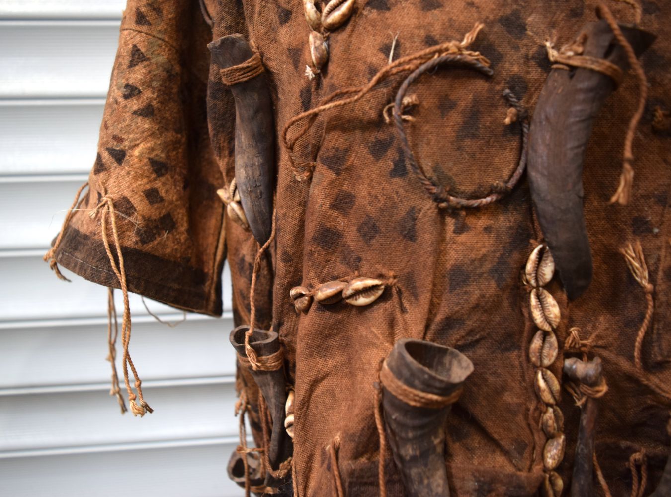 An African tribal Dogon hunter's shirt. 67 x 87cm - Image 7 of 8