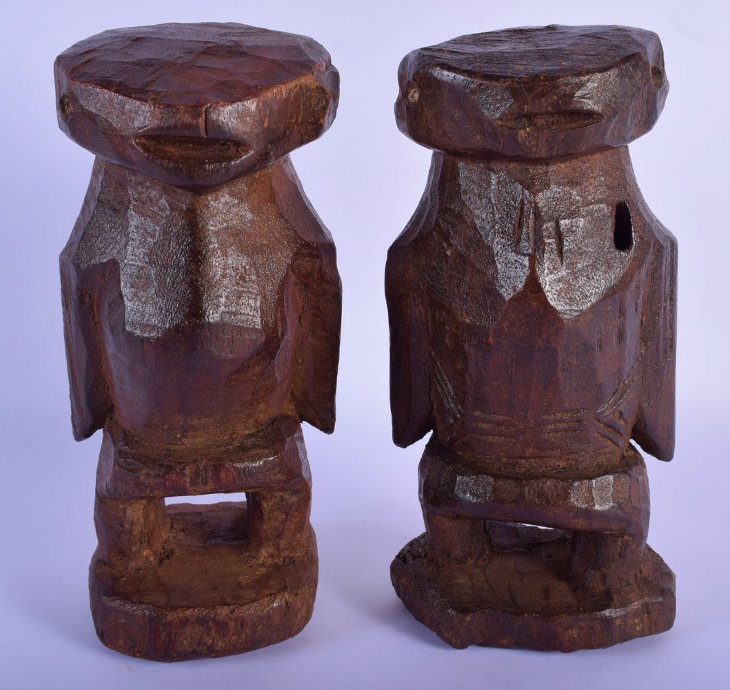 AN UNUSUAL PAIR OF AFRICAN TRIBAL FIGURES. 21 cm high.