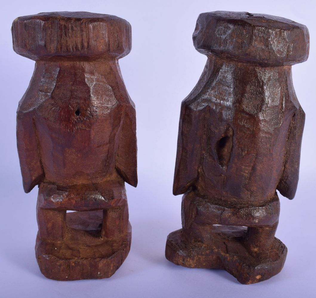 AN UNUSUAL PAIR OF AFRICAN TRIBAL FIGURES. 21 cm high. - Image 2 of 3