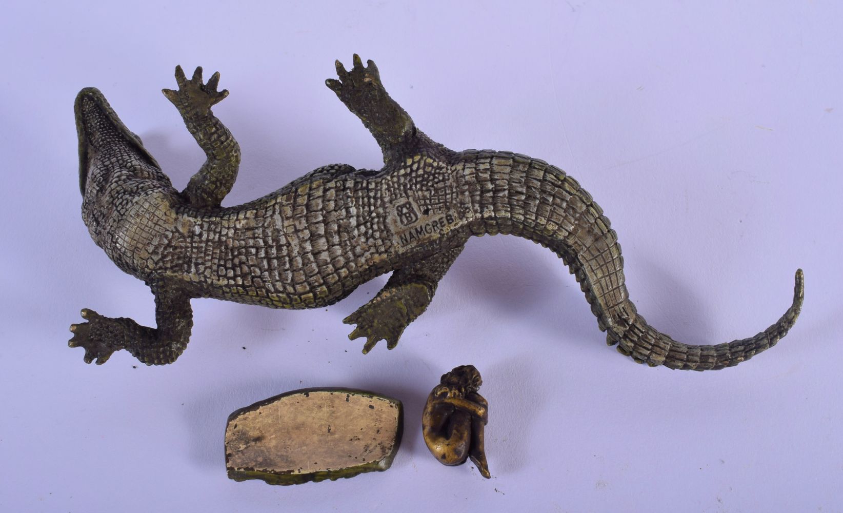 A CONTEMPORARY COLD PAINTED BRONZE FIGURE OF AN ALLIGATOR modelled with a reclining female inside. 2 - Bild 4 aus 5
