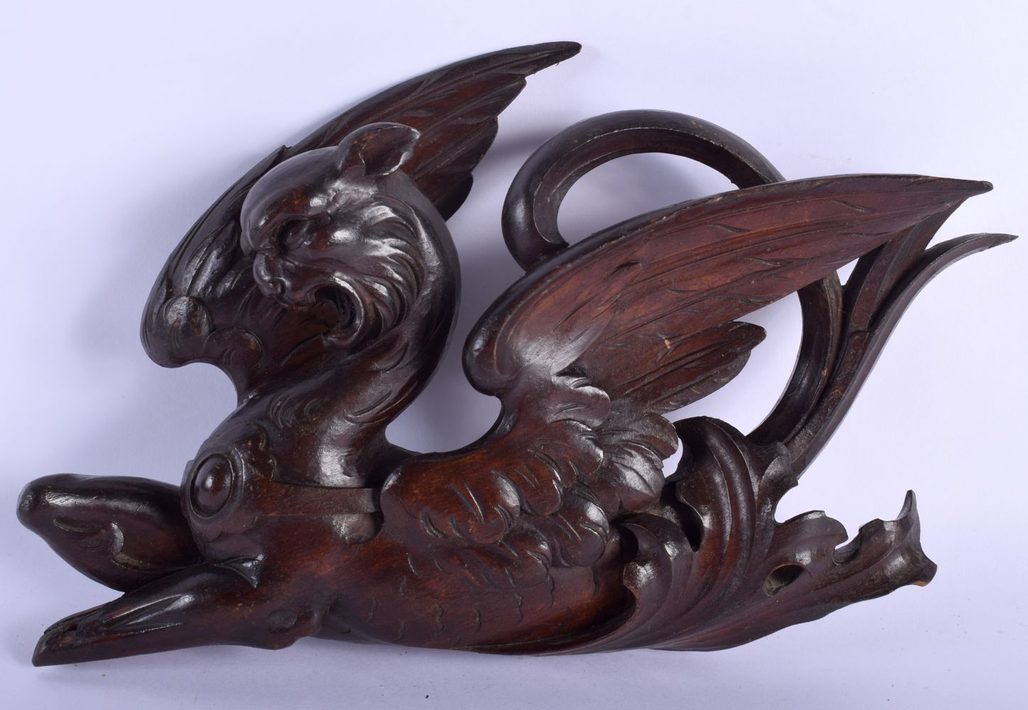 A PAIR OF 18TH/19TH CENTURY ITALIAN CARVED WOOD MYTHICAL BIRDS modelled scowling. 30 cm x 14 cm. - Bild 3 aus 4