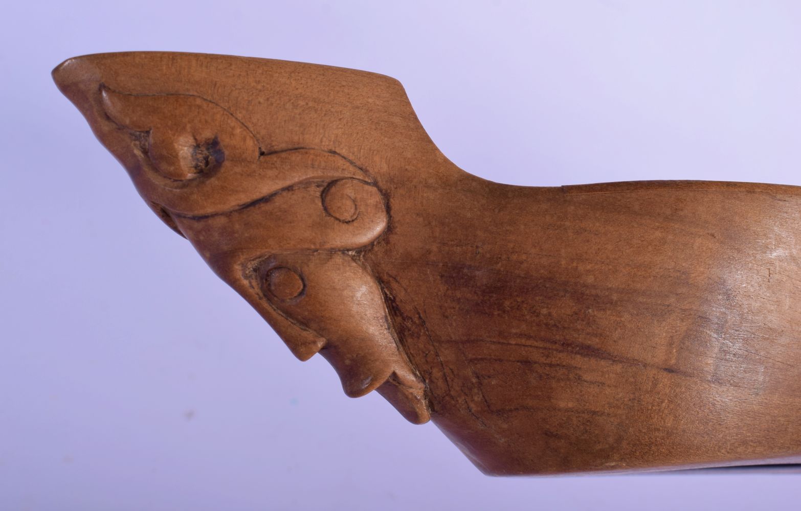 AN UNUSUAL VINTAGE TRIBAL CARVED WOOD MUSICAL INSTRUMENT in the shape of a boat. 68 cm long. - Image 5 of 7