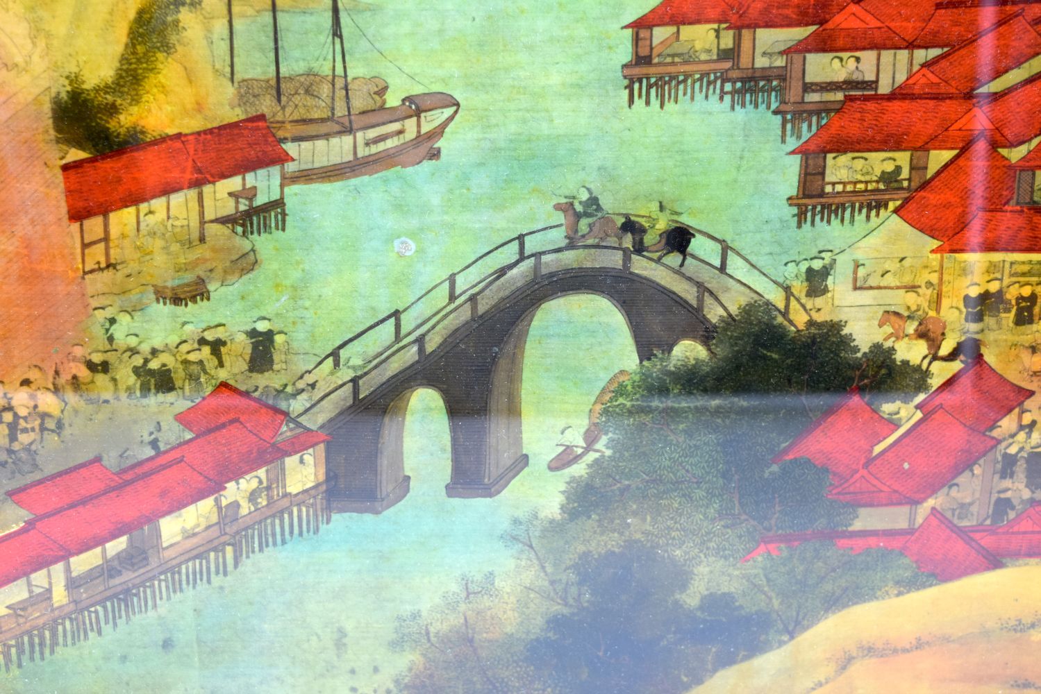 A Chinese reverse painted picture of a river scene 47 x 46 cm - Bild 3 aus 4