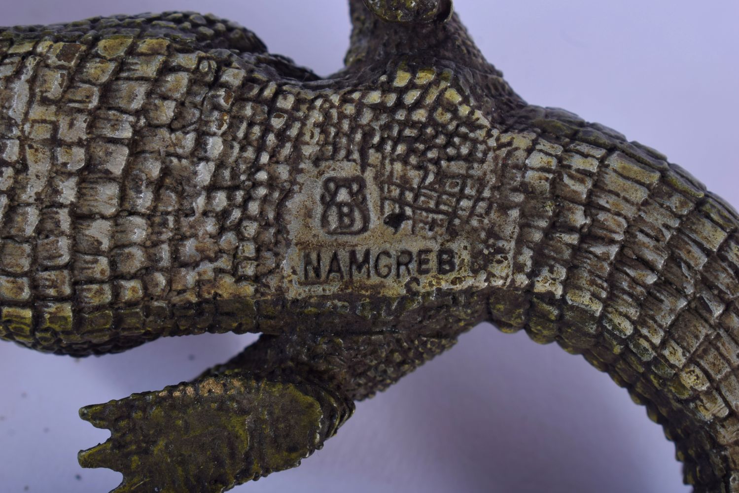 A CONTEMPORARY COLD PAINTED BRONZE FIGURE OF AN ALLIGATOR modelled with a reclining female inside. 2 - Bild 5 aus 5