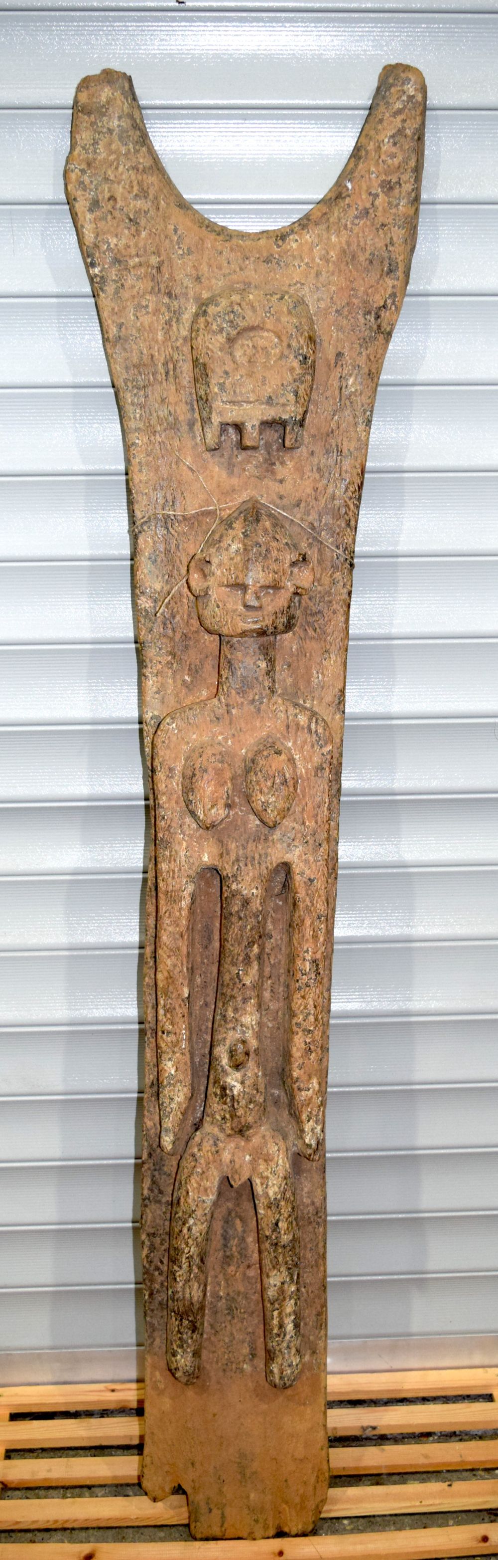 An African tribal Dogon Toguna post. 163 x 37cm