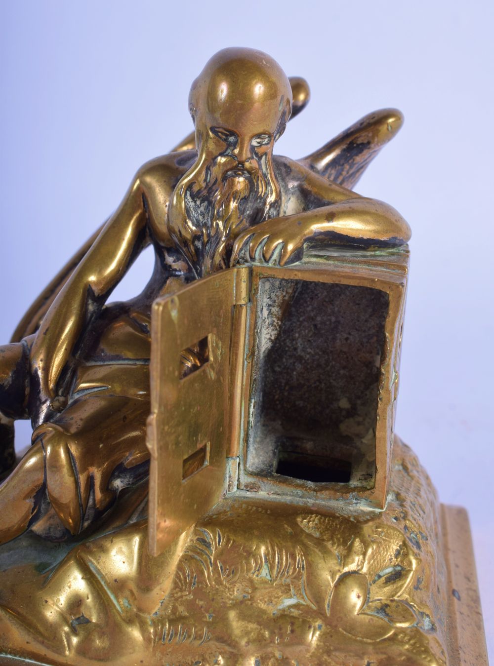 A MID 19TH CENTURY EUROPEAN BRONZE FIGURE OF A WINGED MALE modelled upon a rectangular base. 11 cm x - Bild 4 aus 5