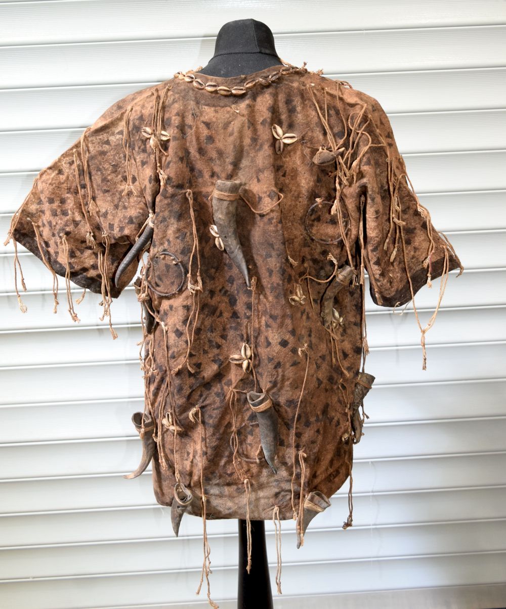 An African tribal Dogon hunter's shirt. 67 x 87cm - Image 3 of 8