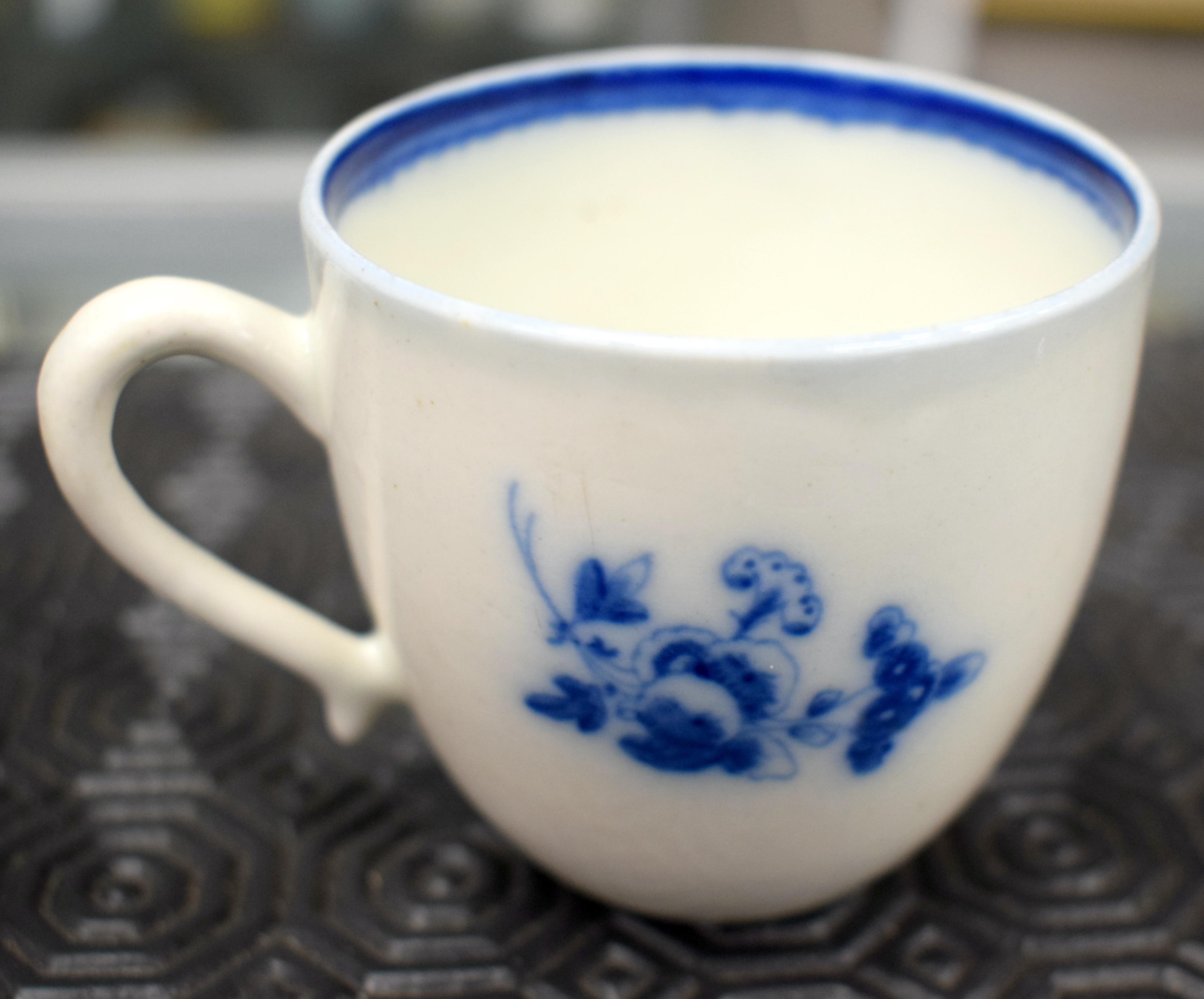 THREE LATE 18TH CENTURY CAUGHLEY BLUE AND WHITE CUPS, with a Caughley Fenced Garden Pattern Saucer - Image 7 of 12