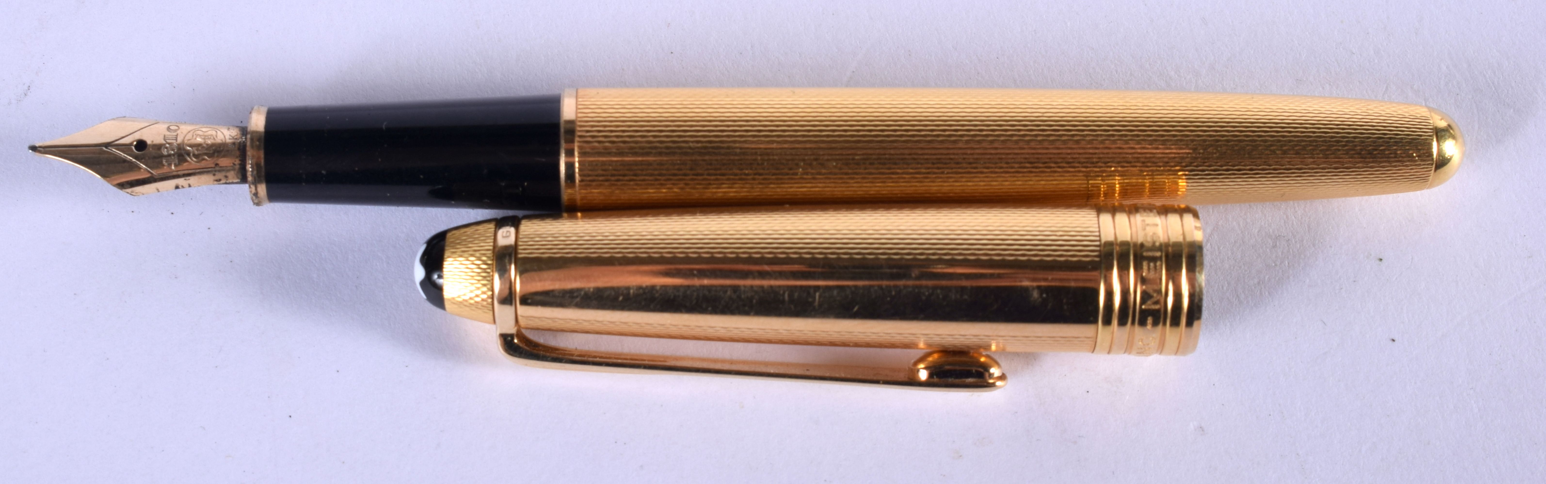 A CIRCA 1995 GOLD MONTBLANC MEISTERSTÜCK SOLITAIRE, BARLEY ENGINE-TURNED FOUNTAIN PEN WITH 14CT GOLD