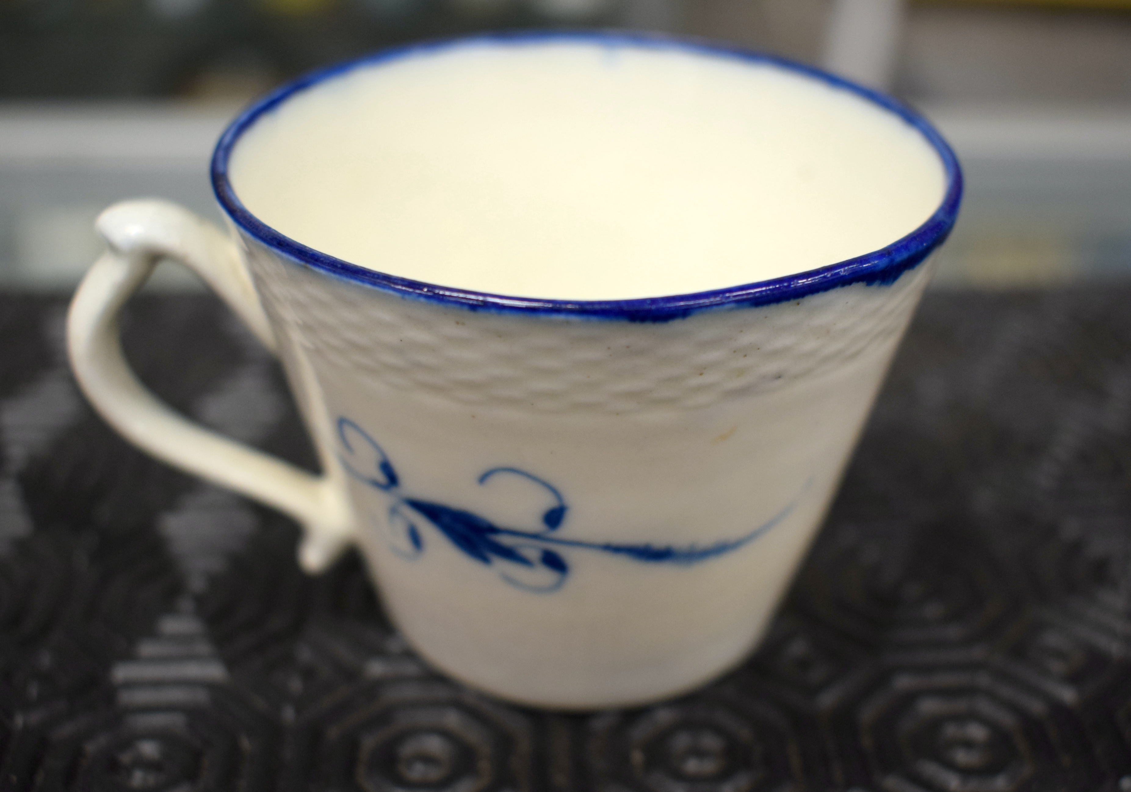 THREE LATE 18TH CENTURY CAUGHLEY BLUE AND WHITE CUPS, with a Caughley Fenced Garden Pattern Saucer - Image 8 of 12