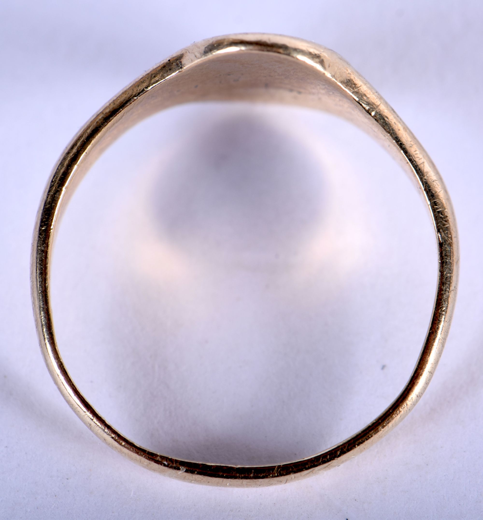 AN ANTIQUE 9CT GOLD SIGNET RING. Size P/Q, weight 2.74g - Image 2 of 4