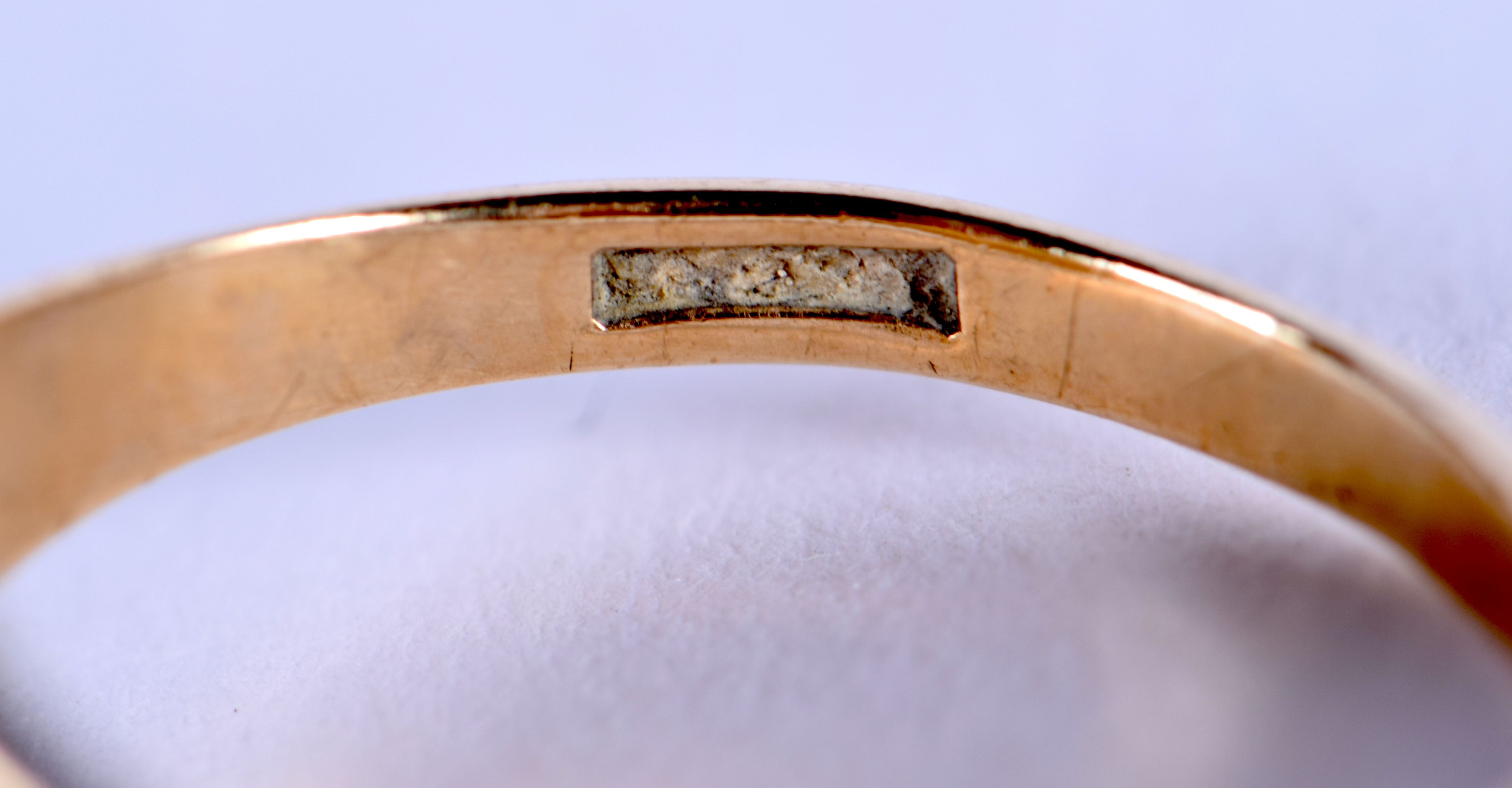 AN ANTIQUE 9CT GOLD SIGNET RING. Size P/Q, weight 2.74g - Image 3 of 4