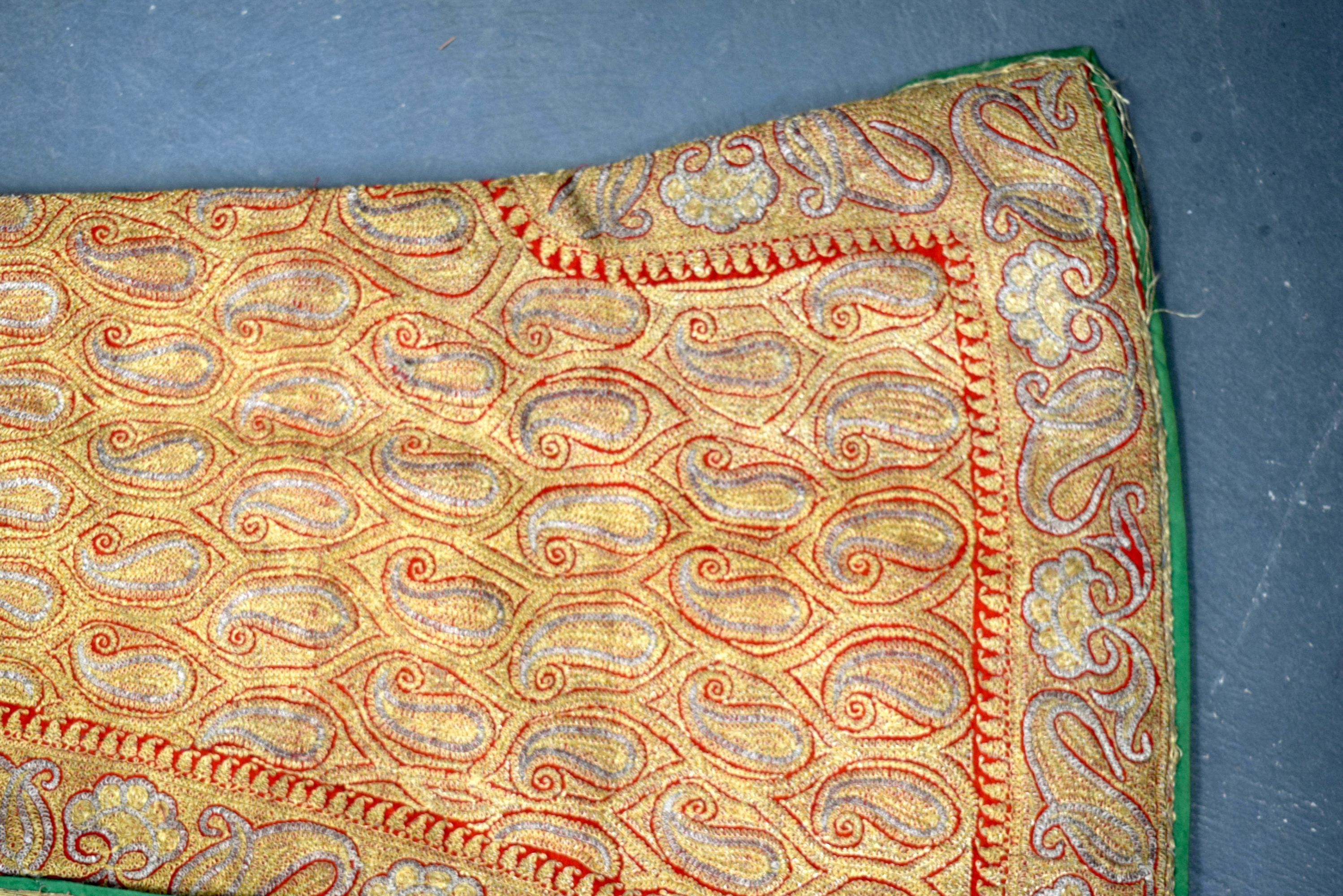 AN EARLY 20TH CENTURY INDIAN EMBROIDERED GOLD SILK JACKET decorated with foliage. 100 cm x 125 cm. - Bild 4 aus 8