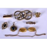 ASSORTED BROOCHES AND OTHER JEWELLERY. 5 Brooches, 2 pendants. Weight 32.56g