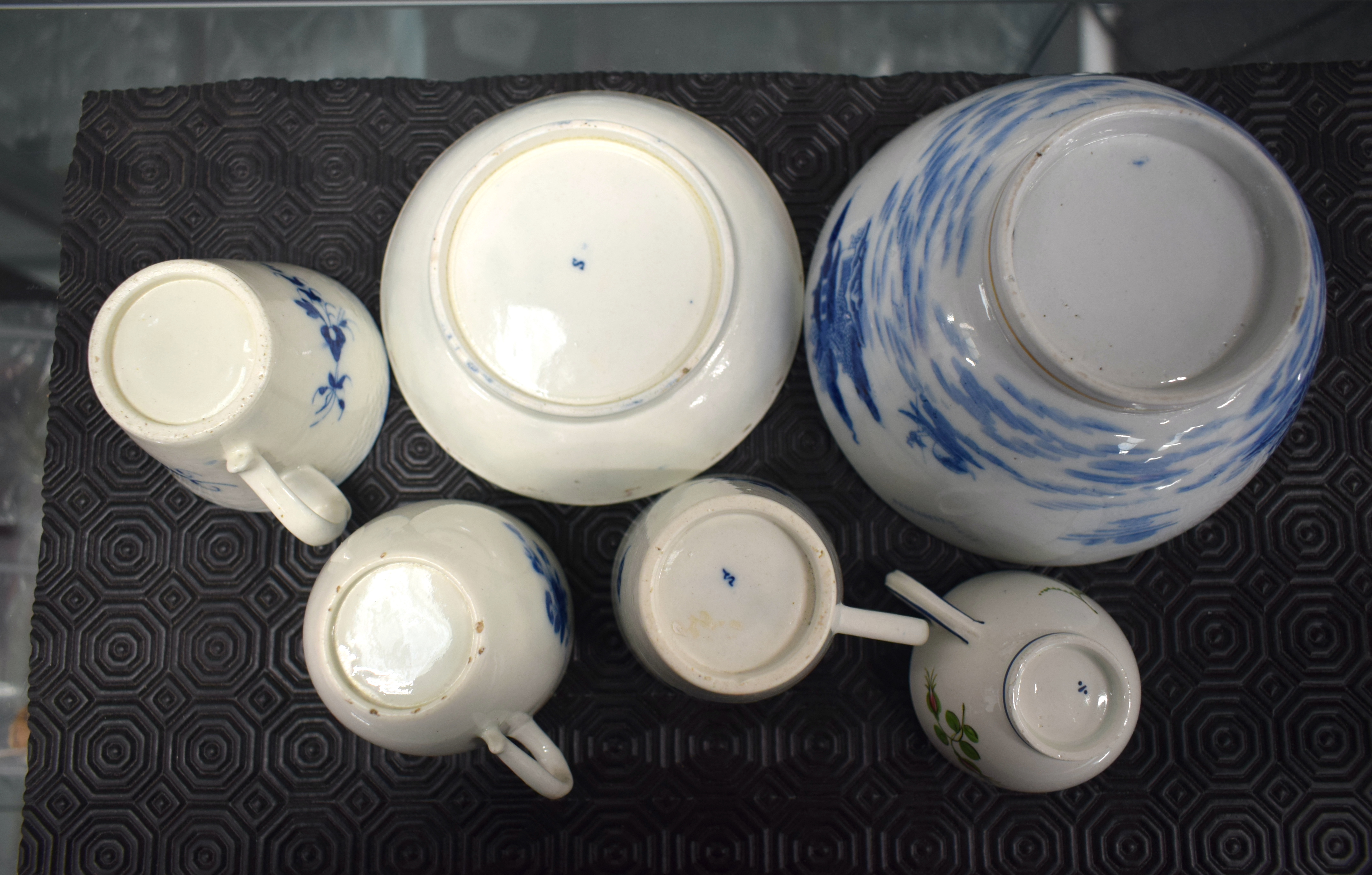 THREE LATE 18TH CENTURY CAUGHLEY BLUE AND WHITE CUPS, with a Caughley Fenced Garden Pattern Saucer - Image 9 of 12