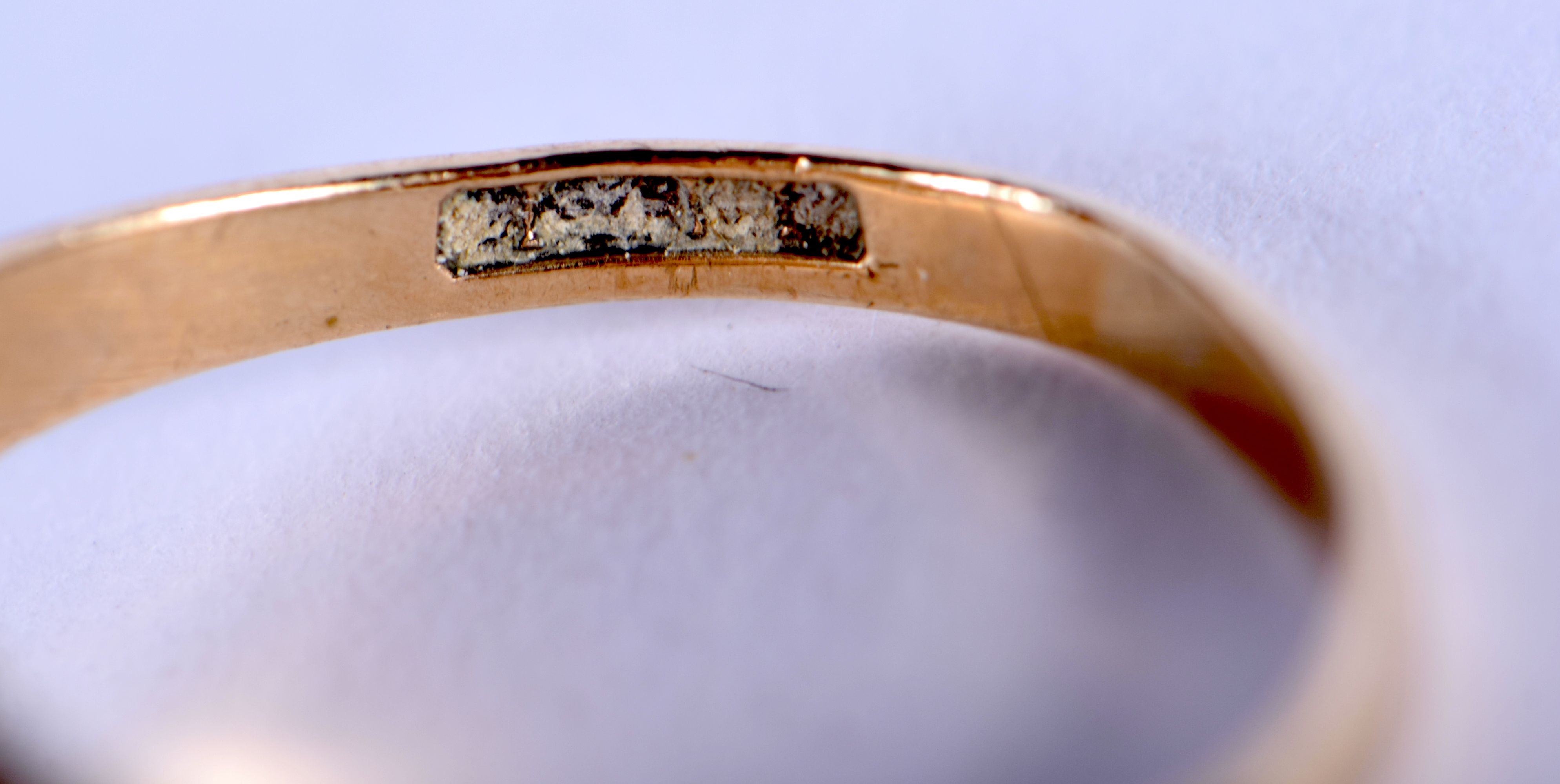 AN ANTIQUE 9CT GOLD SIGNET RING. Size P/Q, weight 2.74g - Image 4 of 4