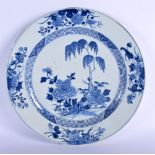 A LARGE EARLY 18TH CENTURY CHINESE BLUE AND WHITE PORCELAIN DISH Yongzheng/Qianlong, painted with a