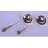 A PAIR OF VICTORIAN SILVER LADLES. London 1871. 136 grams. 18 cm long.