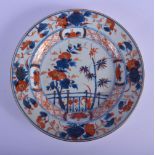 A 17TH/18TH CENTURY CHINESE IMARI PORCELAIN PLATE Kangxi/Yongzheng, painted with gardens. 21 cm diam