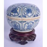 A 16TH/17TH CENTURY CHINESE BLUE AND WHITE BOX AND COVER Ming, painted with flowers and vines. 10 cm