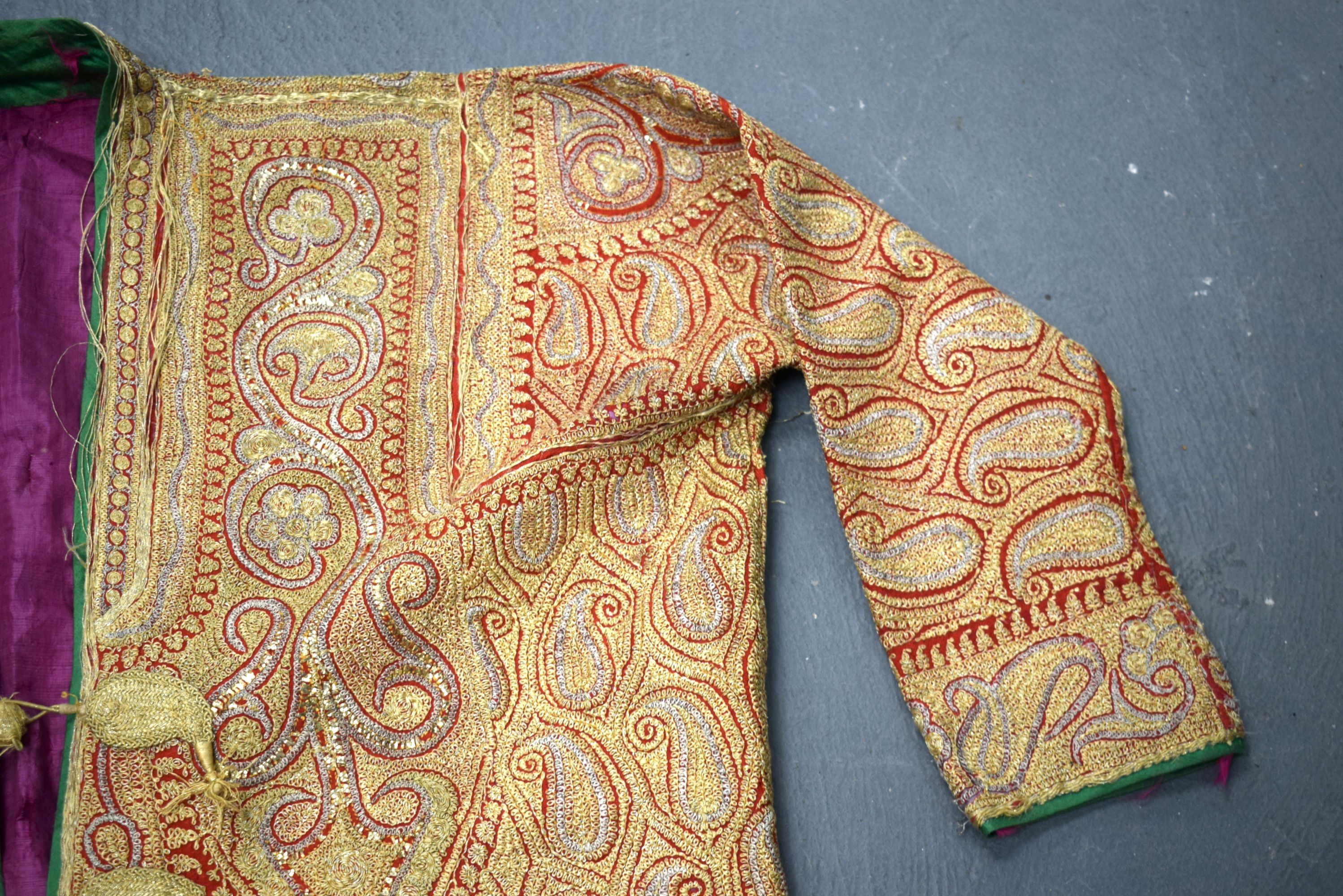 AN EARLY 20TH CENTURY INDIAN EMBROIDERED GOLD SILK JACKET decorated with foliage. 100 cm x 125 cm. - Bild 3 aus 8
