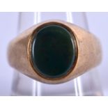 AN ANTIQUE 9CT GOLD SIGNET RING WITH A BLOOD STONE. Size R/S, Weight 8g, hallmark London