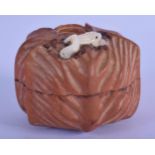 A JAPANESE WOOD BOX AND COVER CARVED WITH A MOTHER OF PEARL FROG ON TOP. 6.5cm diameter, 4.5cm HIGH