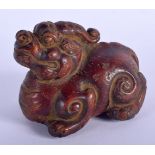 A 20TH CENTURY CHINESE AMBER STYLE FOO DOG. 9cm long and 8cm high