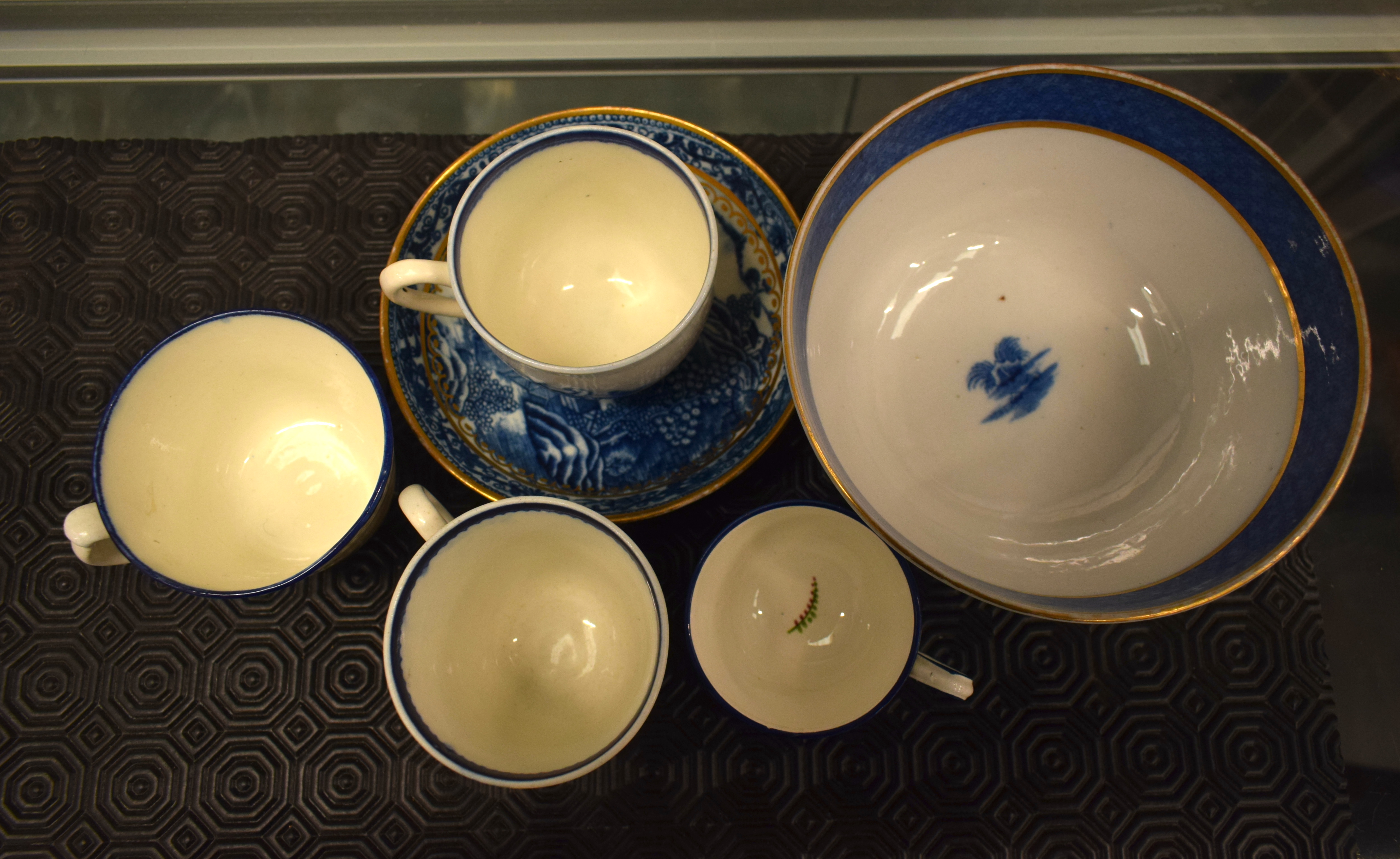 THREE LATE 18TH CENTURY CAUGHLEY BLUE AND WHITE CUPS, with a Caughley Fenced Garden Pattern Saucer - Image 2 of 12