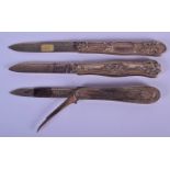THREE SILVER FOLDING KNIVES. Various marks, 4cm extended blade length, weight 122g