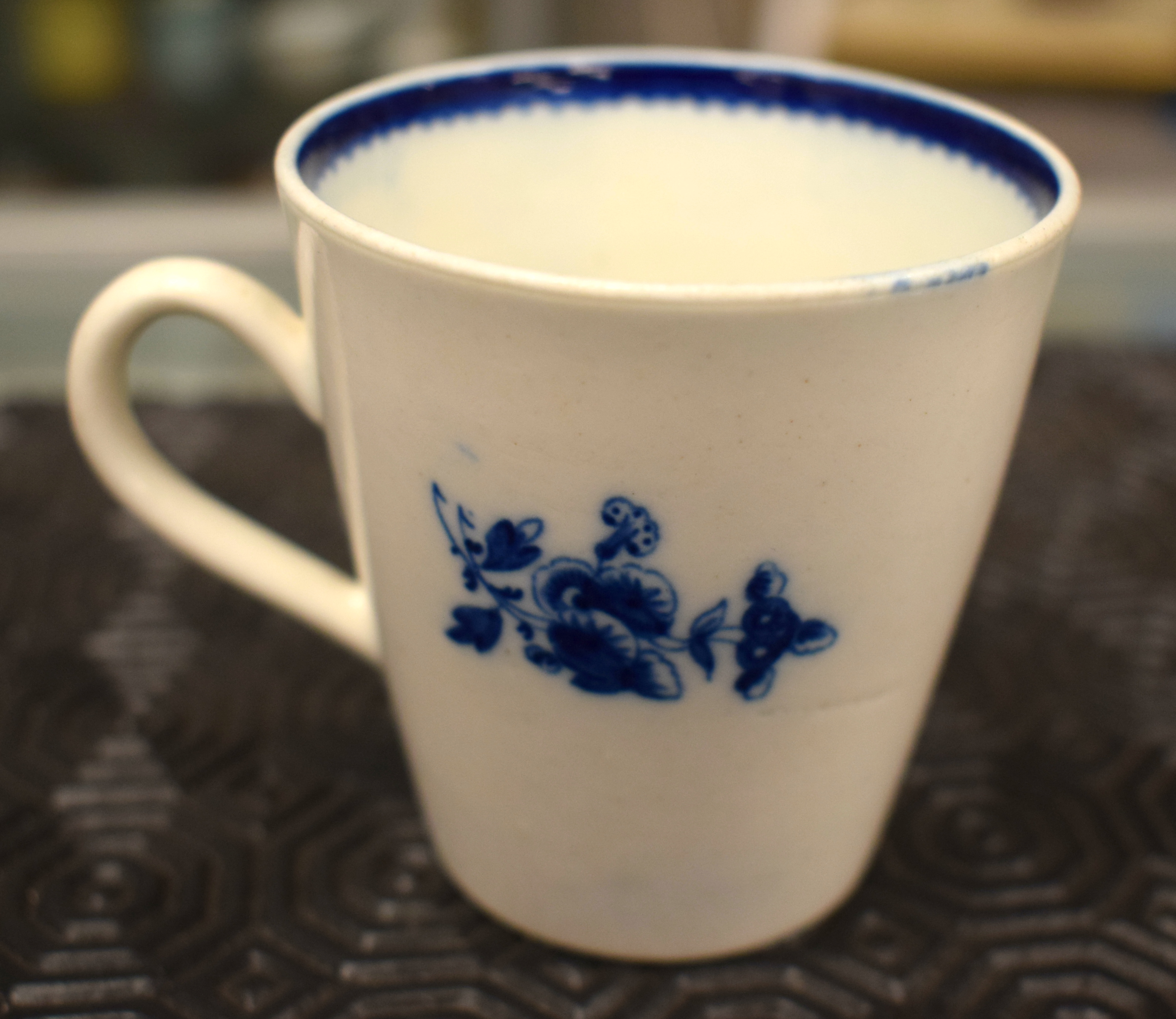 THREE LATE 18TH CENTURY CAUGHLEY BLUE AND WHITE CUPS, with a Caughley Fenced Garden Pattern Saucer - Image 6 of 12