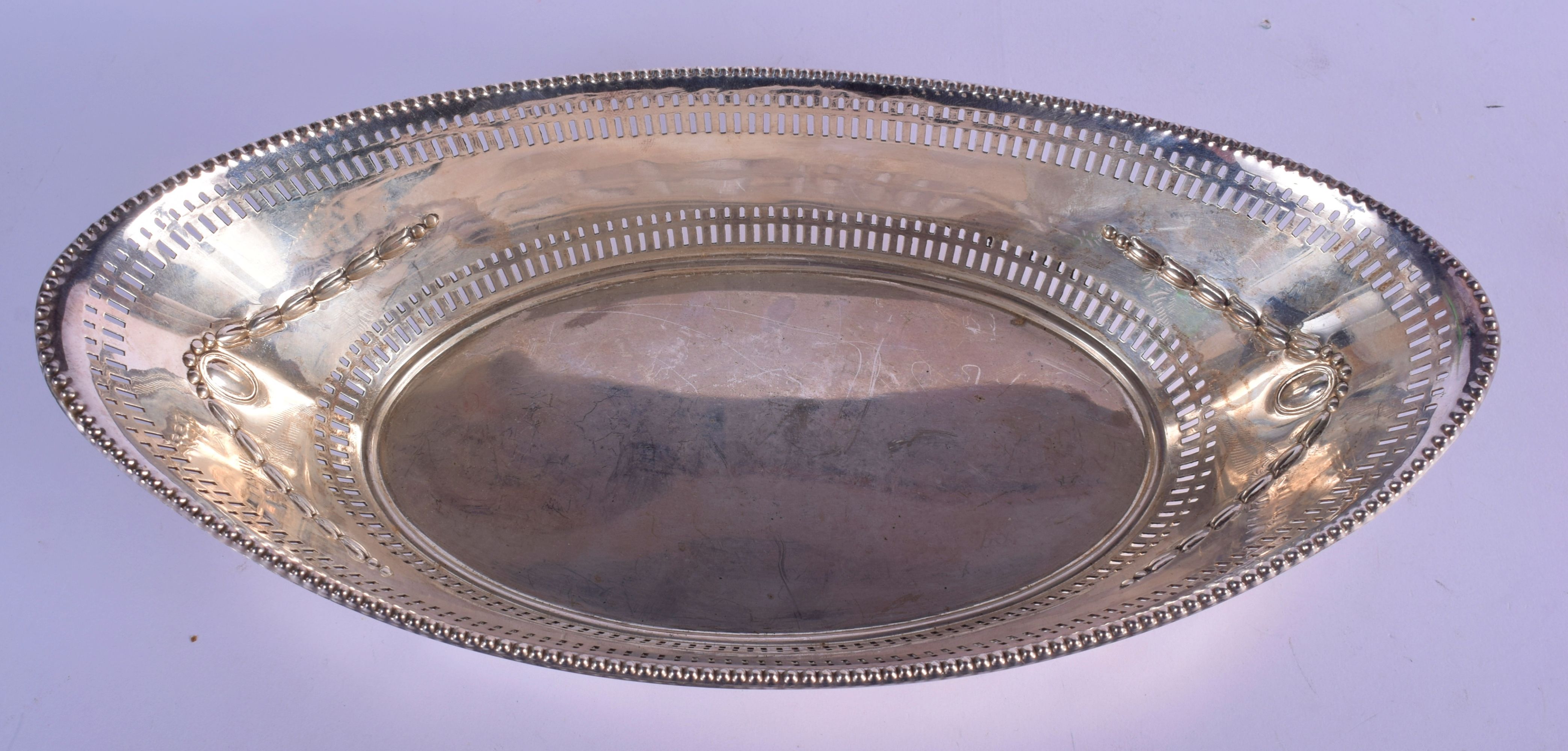 AN EDWARDIAN SILVER OVAL DISH. Sheffield 1909. 262 grams. 27 cm x 13 cm. - Image 3 of 5