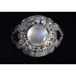 AN ANTIQUE GOLD, DIAMOND AND MOONSTONE RING, Size N