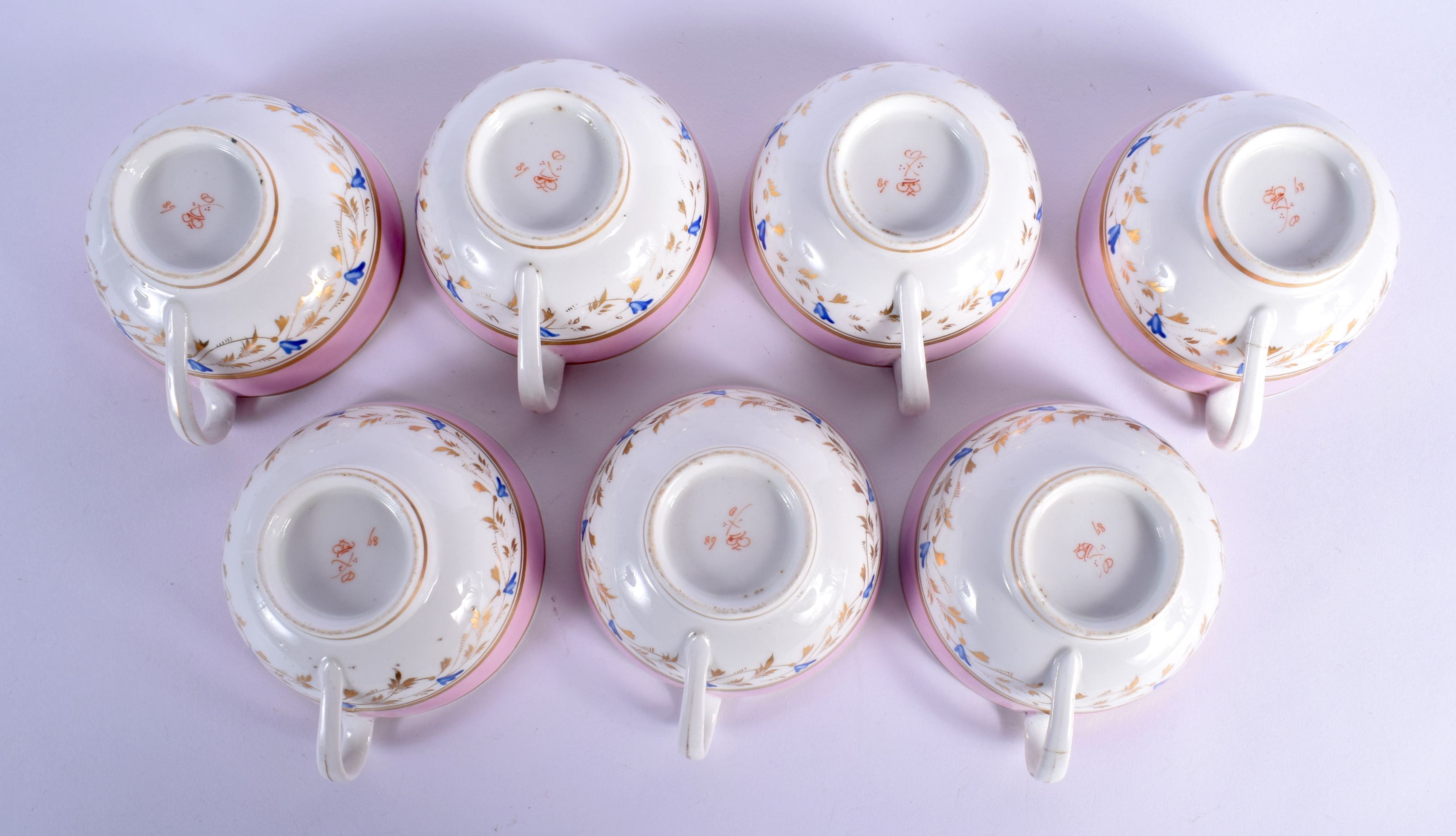 AN EARLY 19TH CENTURY DERBY SALMON GROUND PORCELAIN TEASET painted with blue and gilt scrolls. Large - Image 15 of 15